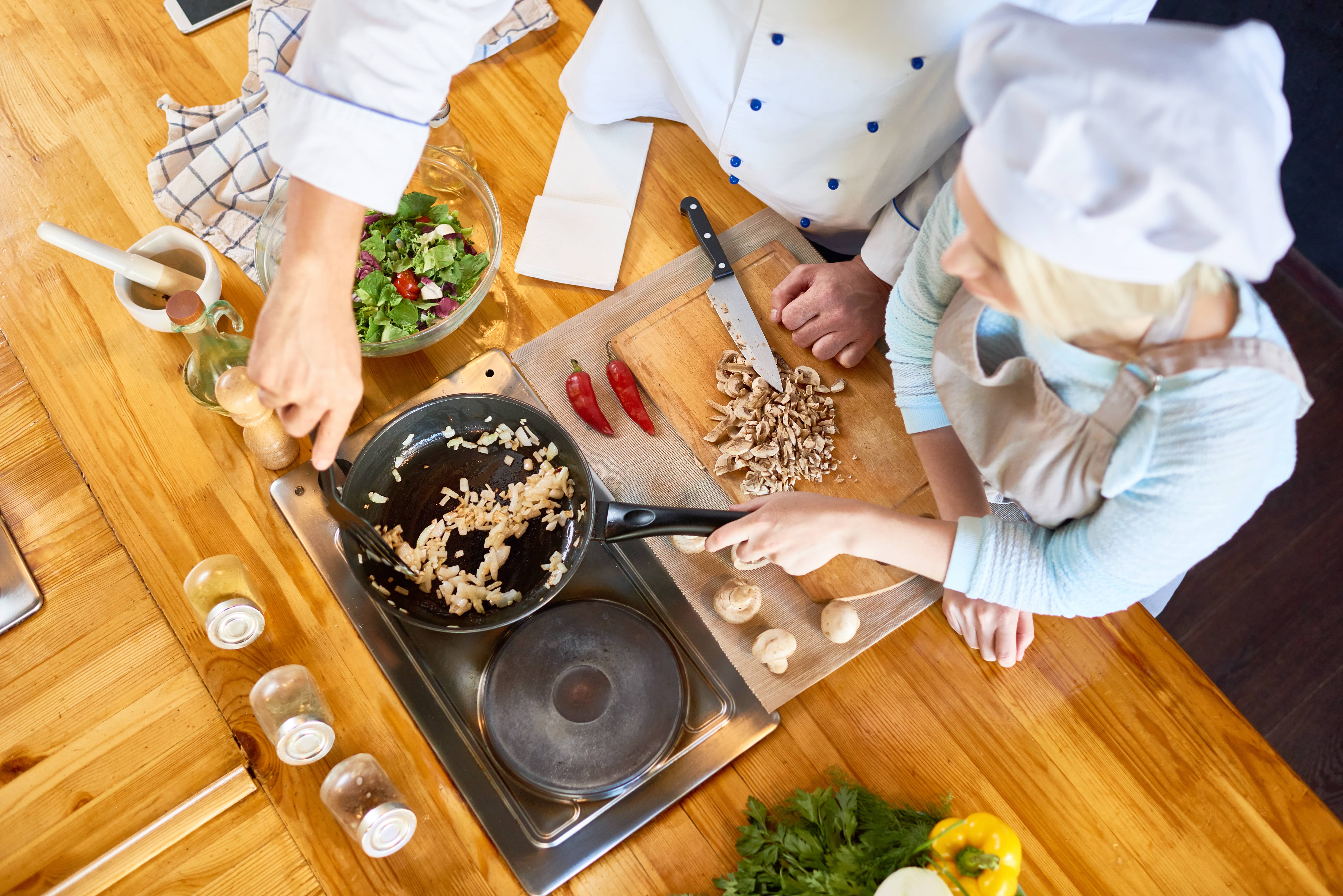 Вари еду. Culinary Team building. Кулинарное мастерство жены руки без лиц.